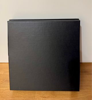 Caja rígida negra: “Saint Laurent”
