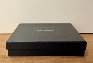 Caja rígida negra: “Saint Laurent”