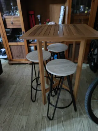 Mesa alta y 3 taburetes madera con