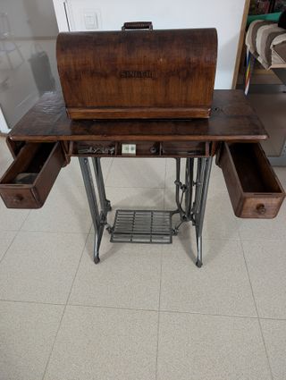 Máquina de coser SINGER antigua