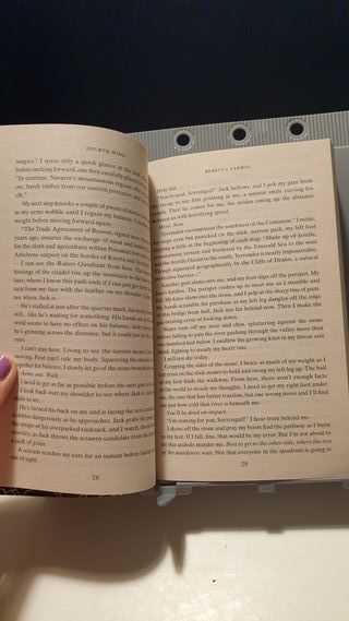 Fourth Wing (International Edition)