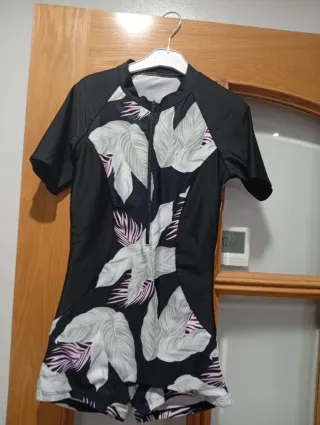 Bañador niña estampado hojas