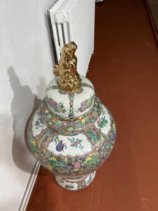 Jarrón de porcelana multicolor con tapa dorada