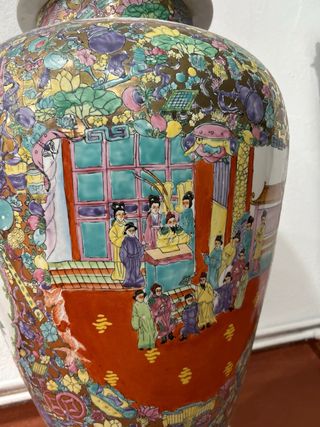 Jarrón de porcelana multicolor con tapa dorada