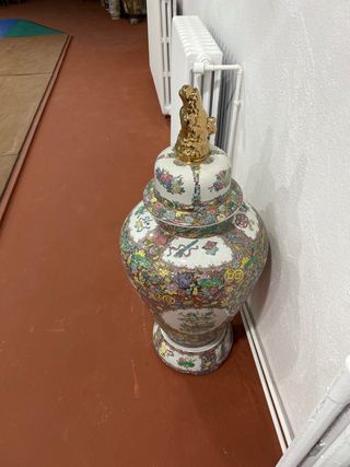 Jarrón de porcelana multicolor con tapa dorada