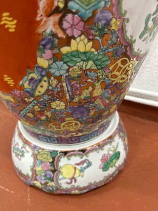 Jarrón de porcelana multicolor con tapa dorada