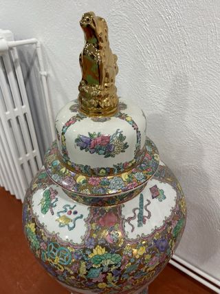 Jarrón de porcelana multicolor con tapa dorada