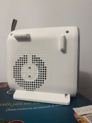 Calefactor y ventilador plateado y blanco