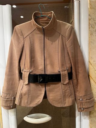 Chaqueta beige con cinturón negro