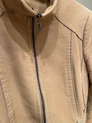 Chaqueta beige con cinturón negro