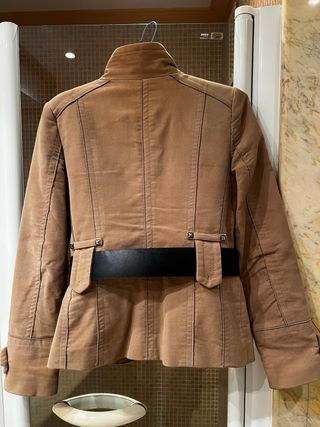 Chaqueta beige con cinturón negro