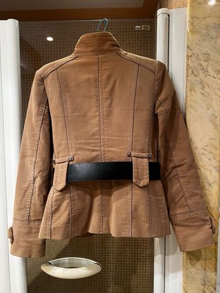 Chaqueta beige con cinturón negro