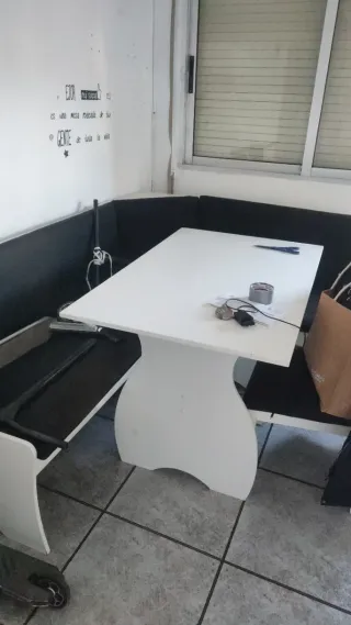 Mesa de comedor blanca y negra