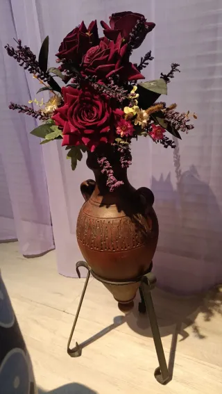 Jarrón Cerámica Marrón con Flores Rojas