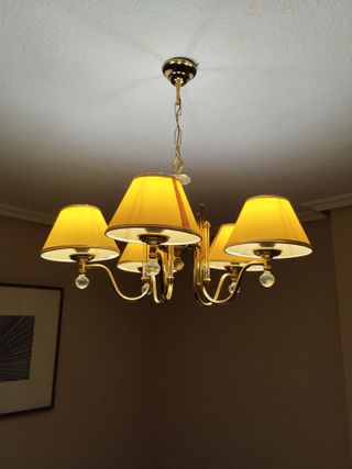 Lámpara de techo dorada con pantallas amarillas