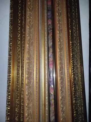 Molduras de madera doradas y multicolor