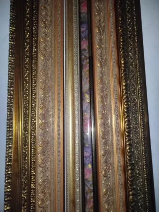 Molduras de madera doradas y multicolor