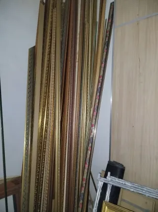 Molduras de madera doradas y multicolor