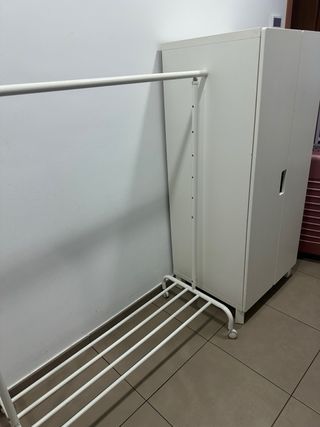 Burra de ropa metálica blanca