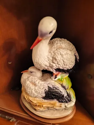 Figura de cigüeñas de cerámica