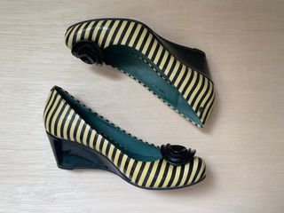 Zapatos de cuña a rayas