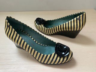 Zapatos de cuña a rayas