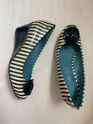 Zapatos de cuña a rayas