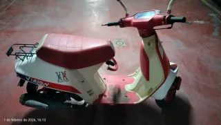 Honda Vision Scooter Roja y Blanca