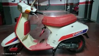 Honda Vision Scooter Roja y Blanca