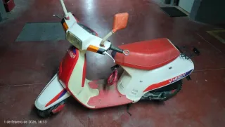 Honda Vision Scooter Roja y Blanca