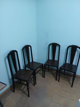 Juego de 4 sillas de madera oscuras