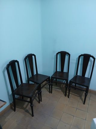 Juego de 4 sillas de madera oscuras