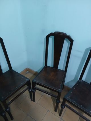 Juego de 4 sillas de madera oscuras