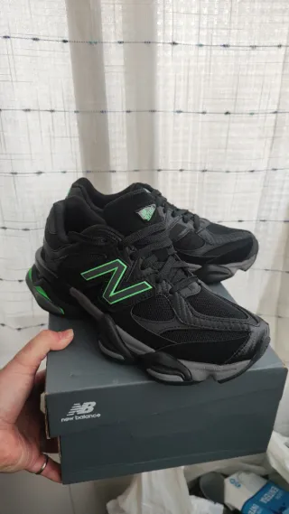 Zapatilla New Balance 9060 Negra y Verde