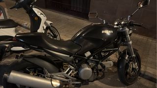 Moto Naked Negra y Plateada