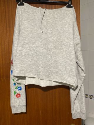 Sudadera gris cropped con flores.