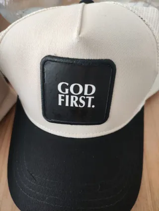 Gorra God First Beige y Negra