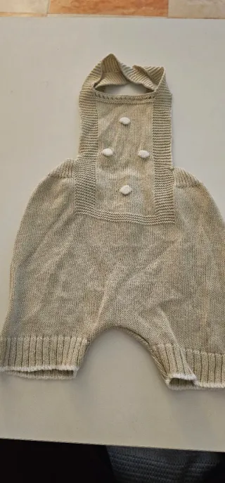 Pelele de punto beige con botones