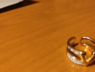 Anillo ajustable dorado con brillantes