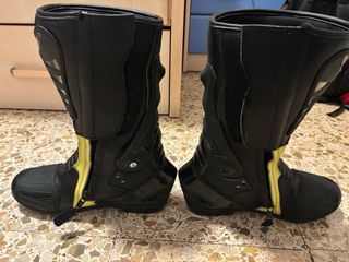 Botas de Moto Negras y Amarillas