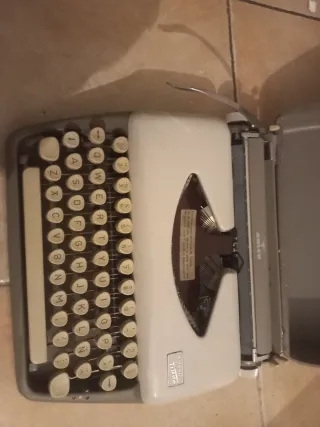 Máquina de escribir Hermes Baby Vintage