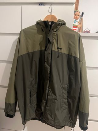 Chaqueta verde con capucha