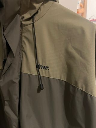 Chaqueta verde con capucha