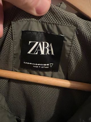 Chaqueta verde con capucha