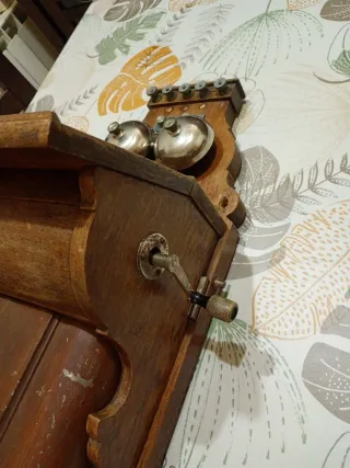 Teléfono antiguo de pared madera