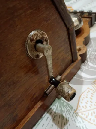 Teléfono antiguo de pared madera