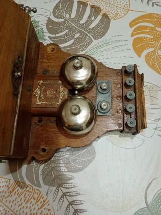 Teléfono antiguo de pared madera