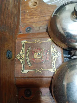 Teléfono antiguo de pared madera