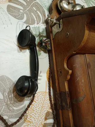 Teléfono antiguo de pared madera