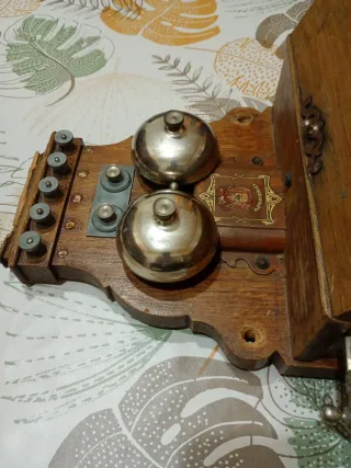 Teléfono antiguo de pared madera